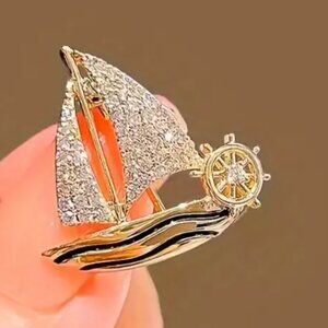 🌺 🌺 🌺Tiny sailboat design. Sails adorned with rhinestones.